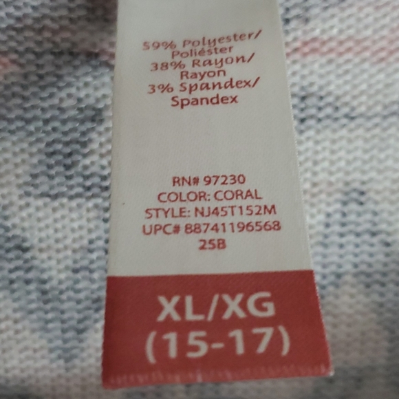 Item #25 Aztek 3/4 sleeve top - Picture 4 of 4